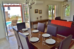 Fogão, cooktop, lava-louças, talheres/pratos/utensílios de cozinha