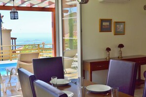 Een televisie, tafelvoetbal en een tafeltennistafel