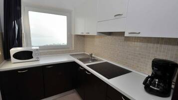 Refrigerador, horno, mesa de comedor