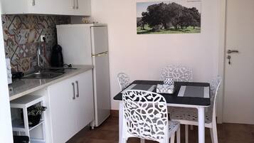 Fridge, microwave, coffee/tea maker, electric kettle