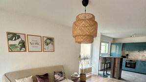 Una sala de estar moderna con un sofá, una mesa de centro y una lámpara colgante.