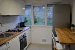 Réfrigérateur, micro-ondes, lave-vaisselle, cafetière/bouilloire