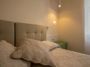 1 sovrum, skrivbord och internet