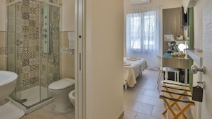 Un baño con ducha, inodoro y lavabo.