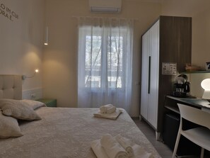 1 bedroom, desk, internet - Bed & Breakfast a Salerno ID 549 (Salerno)