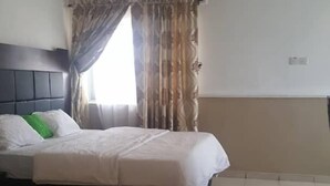 Un dormitorio con cama, cortinas, ventilador de techo y suelo de baldosas.