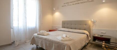 1 bedroom, desk, internet