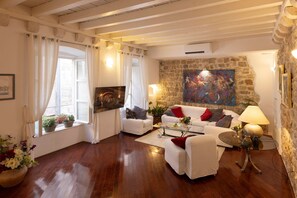 Fernseher, DVD-Player, Bücher