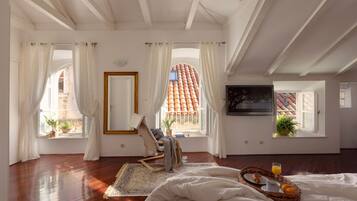 3 bedrooms, in-room safe, iron/ironing board, WiFi