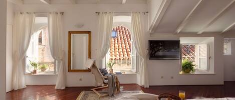 3 bedrooms, in-room safe, iron/ironing board, WiFi