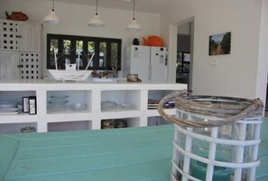 Casa | Cocina privada | Refrigerador con congelador, microondas, horno y parrilla de estufa 