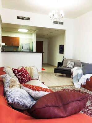 Flatskjerm-TV, bøker og kontorer