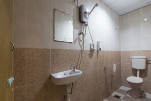 Shower, free toiletries, towels - SPOT ON 89861 Man Hotel (Kota Bharu)