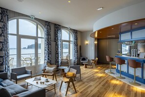 Bar (on property) - Hôtel Morgat Le Grand Hôtel De La Mer  (Crozon)