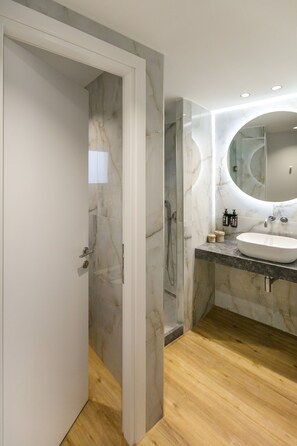 Habitación doble, vista parcial al mar (701) | Baño | Regadera, secadora de cabello, toallas, jabón 
