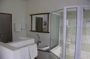 Casa | Baño | Regadera, regadera tipo lluvia, toallas 