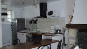 Micro-ondes, lave-vaisselle, cafetière/bouilloire