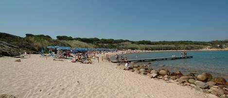 Una spiaggia nelle vicinanze