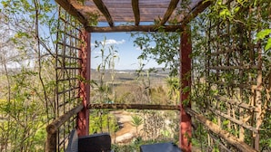 Una pérgola de madera con vistas al paisaje.