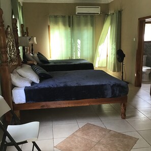 1 slaapkamer, een strijkplank/strijkijzer, wifi, beddengoed