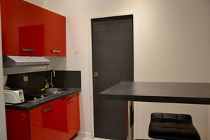 ثلاجة، ميكروويف، مستلزمات طهي/أطباق/أوعية، مائدة طعام