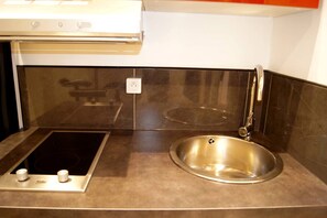 Réfrigérateur, micro-ondes, batterie de cuisine, vaisselle et ustensiles