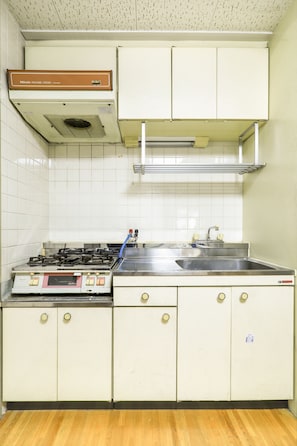 Apartment, 2 Bedrooms | Private kitchenette | Fridge, microwave - Shinsaibashi Qilv Apartments (Osaka)