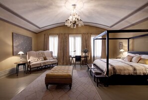 Suite – junior | Safe på rommet, individuelt dekorert, individuelt innredet og skrivebord