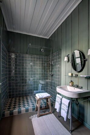 Enkeltrom | Bad | Separat badekar og dusj og dype avslapningsbadekar