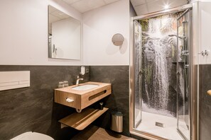 Quarto quádruplo | Banheiro | Chuveiro, secador de cabelo, toalhas de banho