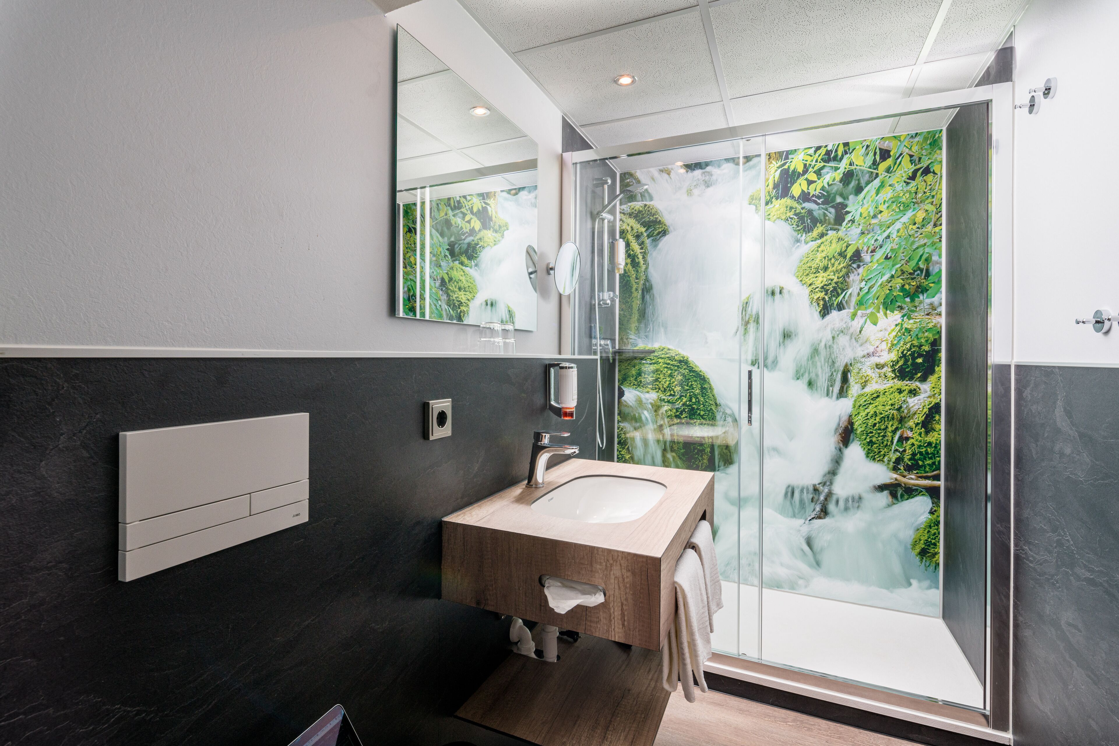 Standaard tweepersoonskamer, 1 slaapkamer, niet-roken, uitzicht op de stad | Badkamer | Een douche, een haardroger, handdoeken