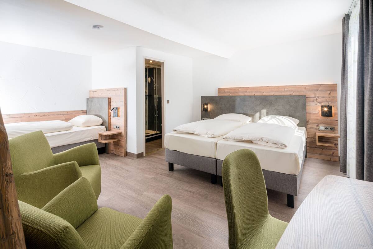 Dreibettzimmer, 1 Schlafzimmer, Nichtraucher, Stadtblick | Zimmersafe, Schreibtisch, laptopgeeigneter Arbeitsplatz