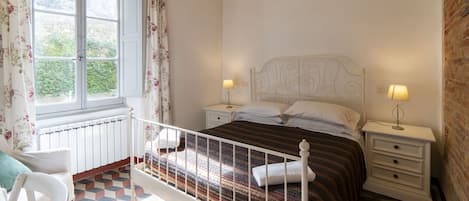 2 bedrooms, desk, Internet