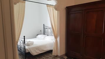 2 soveværelser, skrivebord, internetforbindelse