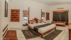 Habitación doble superior | Ropa de cama de alta calidad y escritorio 