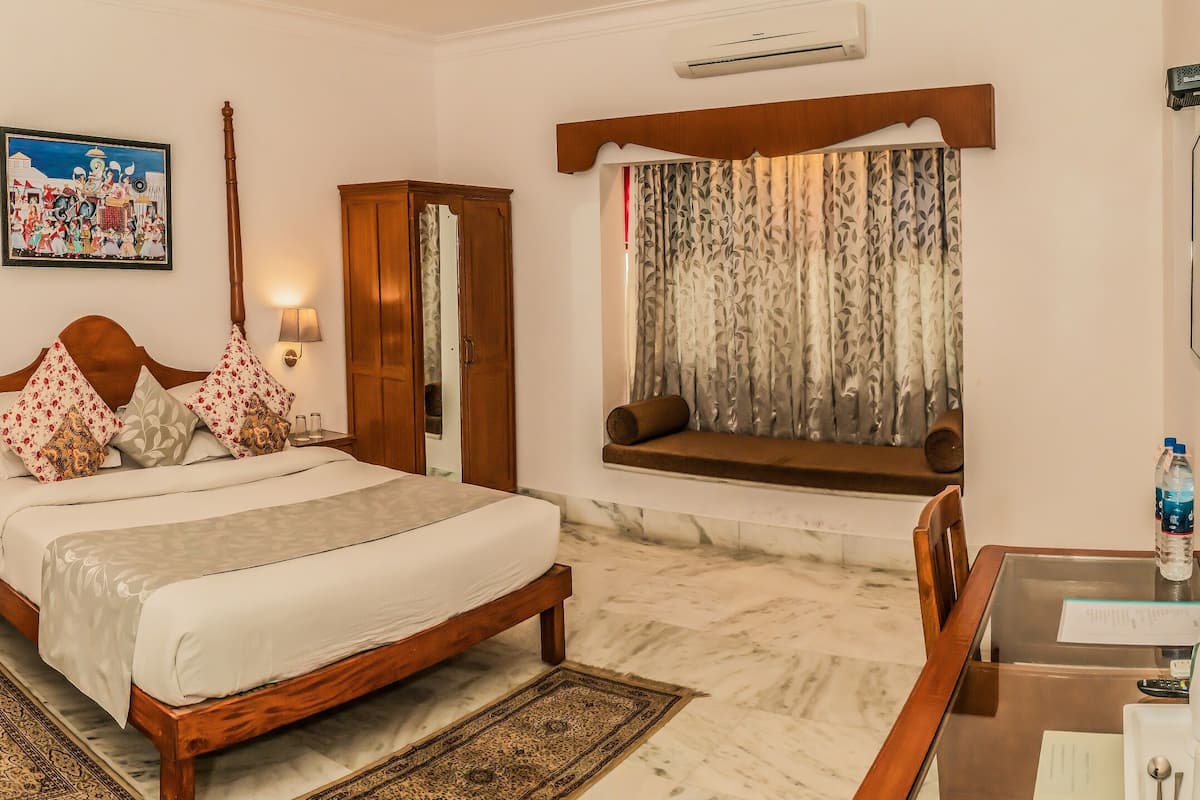 Super Deluxe Lake Facing Room | Premium bedding, desk, iron/ironing board, free WiFi