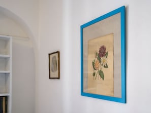 Una ilustración botánica enmarcada sobre una pared blanca.