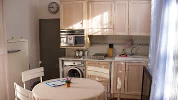 Fridge, oven, dishwasher, cookware/dishes/utensils
