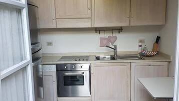 Kühlschrank, Ofen, Geschirrspüler, Kochgeschirr/Geschirr/Besteck