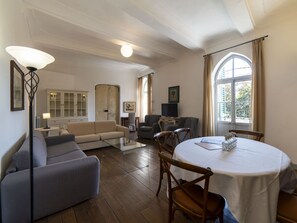 Unclassified image, 5 of 28, button