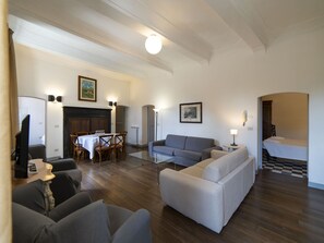 Unclassified image, 2 of 28, button