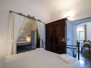 Unclassified image, 4 of 28, button