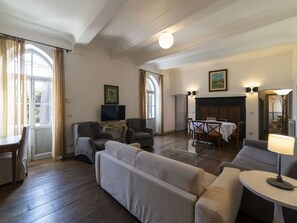 Unclassified image, 3 of 28, button