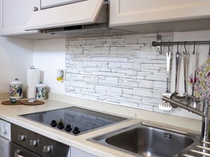 Refrigerador, horno, lavavajillas, utensilios de cocina