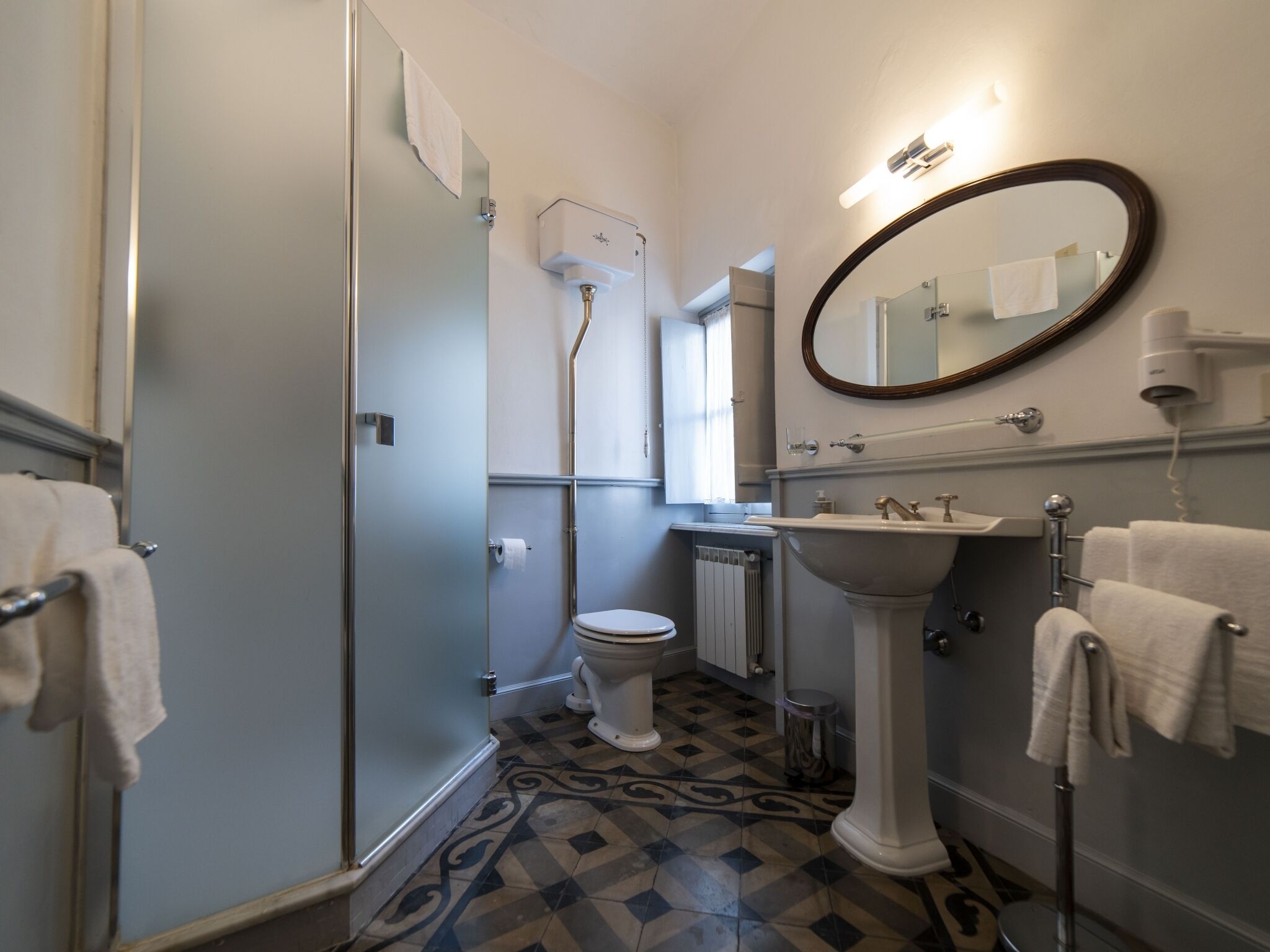 Une salle de bain avec des toilettes, un lavabo et une douche.