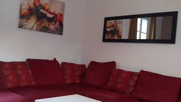 TV connectée, cheminée, table de tennis de table, chaßne hi-fi