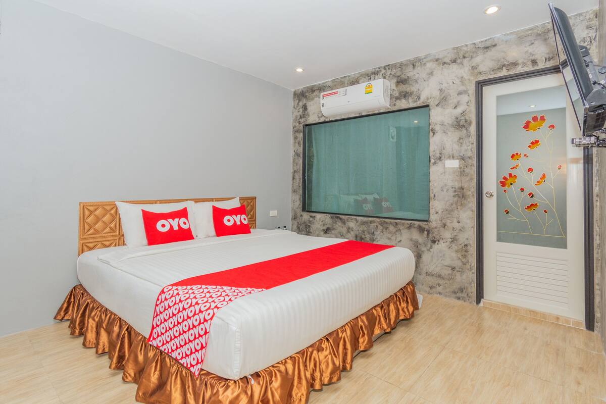 Desk, free WiFi, bed sheets