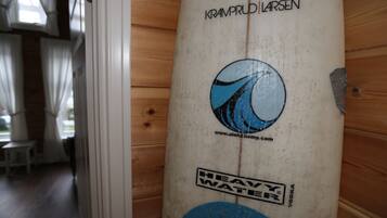 Ein Surfbrett mit dem Text "KRAMPRUD LARSEN" und "HEAVY WATER".