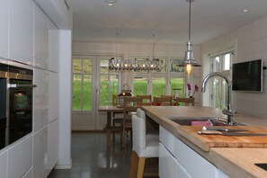 Apartment (Hovedbygningen) | Private kitchen | Fridge, oven, stovetop, dishwasher - Alnes Gård (Giske)