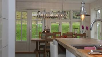 Leilighet (Hovedbygningen) | Spiseområde på rommet